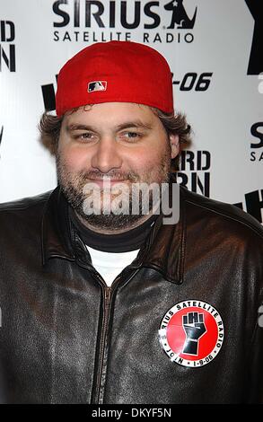 7 maggio 2002 - New York NEW YORK - Howard Stern CELEBRA IL SUO ULTIMO GIORNO SULLA RADIO REGOLARI PRIMA DI PASSARE A SIRIUS SATELLITE RADIO ALL'HARD ROCK CAFE IL 16 DICEMBRE 2005. ANDREA RENAULT.K46266AR.ARTIE LANGE(Immagine di credito: © Globo foto/ZUMAPRESS.com) Foto Stock