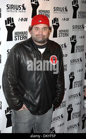 7 maggio 2002 - New York NEW YORK - Howard Stern CELEBRA IL SUO ULTIMO GIORNO SULLA RADIO REGOLARI PRIMA DI PASSARE A SIRIUS SATELLITE RADIO ALL'HARD ROCK CAFE IL 16 DICEMBRE 2005. ANDREA RENAULT.K46266AR.ARTIE LANGE(Immagine di credito: © Globo foto/ZUMAPRESS.com) Foto Stock