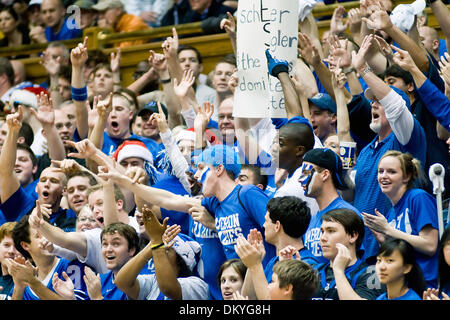 Dic. 15, 2009 - Durham, North Carolina, Stati Uniti - 15 dicembre 2009: il duca fan..Duca batte Gardner -Webb 113-68.Mandatory Credit: Mark Abbott / Southcreek globale di credito (Immagine: © Mark Abbott/Southcreek globale/ZUMApress.com) Foto Stock