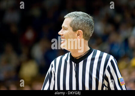 Dic. 15, 2009 - Durham, North Carolina, Stati Uniti - 15 dicembre 2009: arbitro gode della folla..Duca batte Gardner -Webb 113-68.Mandatory Credit: Mark Abbott / Southcreek globale di credito (Immagine: © Mark Abbott/Southcreek globale/ZUMApress.com) Foto Stock