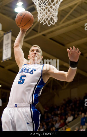 Dic. 15, 2009 - Durham, North Carolina, Stati Uniti - 15 dicembre 2009: il duca freshman avanti #5 Mason Plumlee..Duca conduce 49 -31 a metà.Mandatory Credit: Mark Abbott / Southcreek globale di credito (Immagine: © Mark Abbott/Southcreek globale/ZUMApress.com) Foto Stock