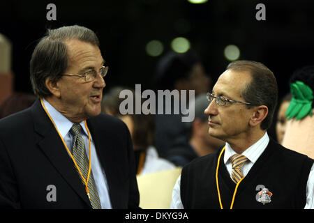 Dic. 26, 2009 - Detroit, Michigan, Stati Uniti - 26 dicembre 2009: Lloyd Carr (sinistra) e Ken Hoffman (destra) del Little Caesars Pizza ciotola comitato parlare prima della partita. Marshall ha sconfitto Ohio 21-17 in Little Caesars Pizza Bowl giocato al Ford Field di Detroit, Michigan. (Credito Immagine: © Alan Ashley/Southcreek globale/ZUMApress.com) Foto Stock