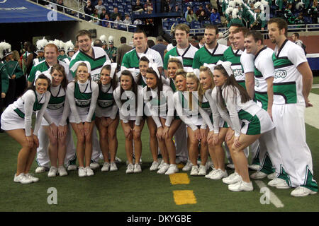 Dic. 26, 2009 - Detroit, Michigan, Stati Uniti - 26 dicembre 2009: Marshall cheerleaders posano per una foto di gruppo. Marshall ha sconfitto Ohio 21-17 in Little Caesars Pizza Bowl giocato al Ford Field di Detroit, Michigan. (Credito Immagine: © Alan Ashley/Southcreek globale/ZUMApress.com) Foto Stock