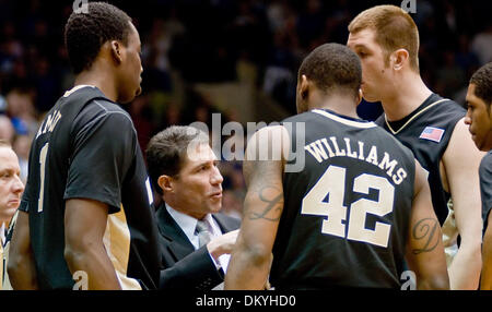 Gen 17, 2010 - Durham, North Carolina, Stati Uniti - 17 Gennaio 2009: Dino Gaudio Wake Forest's Head Coach parla ai suoi giocatori prima che il gioco comincia..Duca batte la Wake Forest 90-70 per una vittoria a Cameron Indoor Stadium,Duke University ,Durham NC.Mandatory Credit: Mark Abbott / Southcreek globale di credito (Immagine: © Mark Abbott/Southcreek globale/ZUMApress.com) Foto Stock