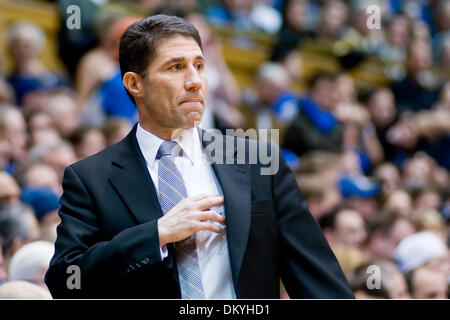 Gen 17, 2010 - Durham, North Carolina, Stati Uniti - 17 Gennaio 2009: Dino Gaudio Wake Forest's Head Coach si affaccia sulla prima metà azione..Duca batte la Wake Forest 90-70 per una vittoria a Cameron Indoor Stadium,Duke University ,Durham NC.Mandatory Credit: Mark Abbott / Southcreek globale di credito (Immagine: © Mark Abbott/Southcreek globale/ZUMApress.com) Foto Stock