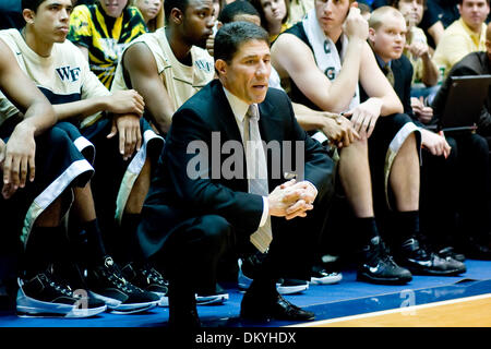 Gen 17, 2010 - Durham, North Carolina, Stati Uniti - 17 Gennaio 2009: Dino Gaudio Wake Forest's Head Coach guarda..Duca batte la Wake Forest 90-70 per una vittoria a Cameron Indoor Stadium,Duke University ,Durham NC.Mandatory Credit: Mark Abbott / Southcreek globale di credito (Immagine: © Mark Abbott/Southcreek globale/ZUMApress.com) Foto Stock