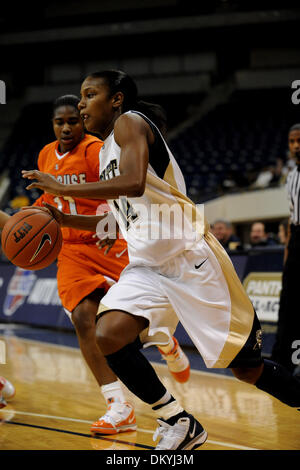 Febbraio 02, 2010 - Pittsburgh, PA, Stati Uniti - 2 Febbraio 2010: Università di Pittsburgh junior guard Jania Sims (14) trascina lungo la base nella prima metà del NCAA orientale grande donna basketball presso la Petersen Eventi Centro di Pittsburgh, PA....Credito: Dean Beattie / Southcreek media globali di credito (Immagine: © Dean Beattie/Southcreek globale/ZUMApress.com) Foto Stock