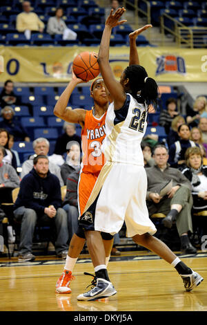 Febbraio 02, 2010 - Pittsburgh, PA, Stati Uniti - 2 Febbraio 2010: Syracuse University senior avanti Nicole Michael (32) occhi il cestello come ella è difeso da University of Pittsburgh junior in avanti Chelsea Cole (22) nella seconda metà del NCAA orientale grande donna basketball presso la Petersen Eventi Centro di Pittsburgh, PA...Siracusa ha vinto in lavoro straordinario 87-80..Mandatory Credit: Dean Beattie / Southcre Foto Stock