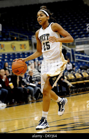 Febbraio 02, 2010 - Pittsburgh, PA, Stati Uniti - 2 Febbraio 2010: Università di Pittsburgh junior guard Shayla Scott (25) ha la palla nella prima metà del NCAA orientale grande donna basket contro la Syracuse University a Petersen Eventi Centro di Pittsburgh, PA....Credito: Dean M. Beattie / Southcreek media globali di credito (Immagine: © Dean Beattie/Southcreek globale/ZUMApress.com) Foto Stock