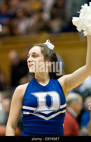 Febbraio 25, 2010 - Durham, North Carolina, Stati Uniti - 25 Febbraio 2009: il duca cheerleader..Duca batte Tulsa 70-52 a metà a Cameron indoor stadium, Durham NC..Mandatory Credit: Mark Abbott / Southcreek globale di credito (Immagine: © Mark Abbott/Southcreek globale/ZUMApress.com) Foto Stock