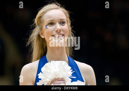 Febbraio 25, 2010 - Durham, North Carolina, Stati Uniti - 25 Febbraio 2009: il duca cheerleader..Duca batte Tulsa 70-52 a metà a Cameron indoor stadium, Durham NC..Mandatory Credit: Mark Abbott / Southcreek globale di credito (Immagine: © Mark Abbott/Southcreek globale/ZUMApress.com) Foto Stock