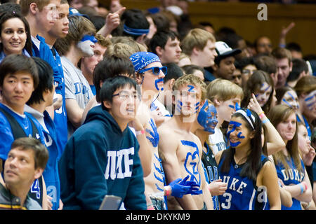 Febbraio 25, 2010 - Durham, North Carolina, Stati Uniti - 25 Febbraio 2009: il duca fan tutte dipinte su..Duca batte Tulsa 70-52 a metà a Cameron indoor stadium, Durham NC..Mandatory Credit: Mark Abbott / Southcreek globale di credito (Immagine: © Mark Abbott/Southcreek globale/ZUMApress.com) Foto Stock