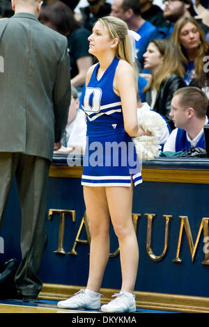Febbraio 25, 2010 - Durham, North Carolina, Stati Uniti - 25 Febbraio 2009: il duca cheerleader..Duca batte Tulsa 70-52 a metà a Cameron indoor stadium, Durham NC..Mandatory Credit: Mark Abbott / Southcreek globale di credito (Immagine: © Mark Abbott/Southcreek globale/ZUMApress.com) Foto Stock