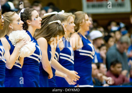 Febbraio 25, 2010 - Durham, North Carolina, Stati Uniti - 25 Febbraio 2009: il duca cheerleaders.Duca batte Tulsa 70-52 a metà a Cameron indoor stadium, Durham NC..Mandatory Credit: Mark Abbott / Southcreek globale di credito (Immagine: © Mark Abbott/Southcreek globale/ZUMApress.com) Foto Stock