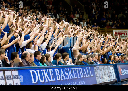 Febbraio 25, 2010 - Durham, North Carolina, Stati Uniti - 25 Febbraio 2009: il duca ventole reagiscono a una chiamata..Duca batte Tulsa 70-52 a metà a Cameron indoor stadium, Durham NC..Mandatory Credit: Mark Abbott / Southcreek globale di credito (Immagine: © Mark Abbott/Southcreek globale/ZUMApress.com) Foto Stock