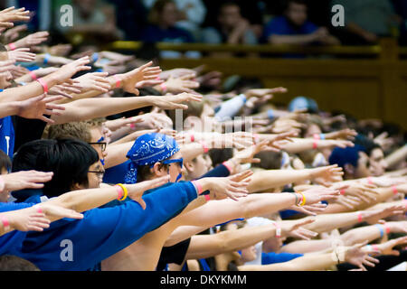 Febbraio 25, 2010 - Durham, North Carolina, Stati Uniti - 25 Febbraio 2009: il duca ventole allietare il duca sulla..Duca batte Tulsa 70-52 a metà a Cameron indoor stadium, Durham NC..Mandatory Credit: Mark Abbott / Southcreek globale di credito (Immagine: © Mark Abbott/Southcreek globale/ZUMApress.com) Foto Stock