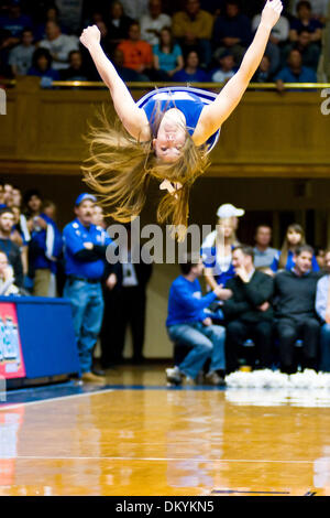 Febbraio 25, 2010 - Durham, North Carolina, Stati Uniti - 25 Febbraio 2009: il duca Cheerleader fa un flip..Duca batte Tulsa 70-52 a metà a Cameron indoor stadium, Durham NC..Mandatory Credit: Mark Abbott / Southcreek globale di credito (Immagine: © Mark Abbott/Southcreek globale/ZUMApress.com) Foto Stock
