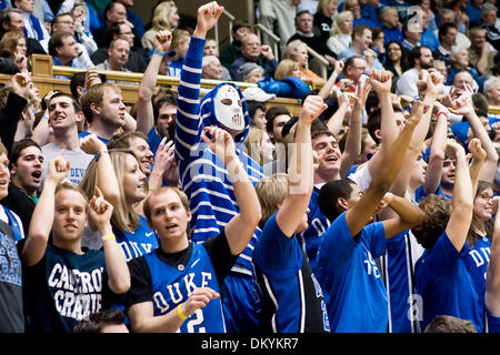 Febbraio 25, 2010 - Durham, North Carolina, Stati Uniti - 25 Febbraio 2009: il duca ventole allietare il duca sulla..Duca batte Tulsa 70-52 a metà a Cameron indoor stadium, Durham NC..Mandatory Credit: Mark Abbott / Southcreek globale di credito (Immagine: © Mark Abbott/Southcreek globale/ZUMApress.com) Foto Stock