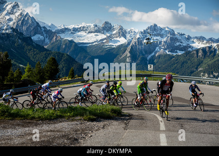 Pack di ciclisti in giro in montagna durante la Maratona dles Dolomites gara in Italia, 2013 Foto Stock