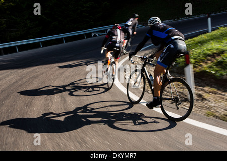 I ciclisti round un angolo durante la Maratona dles Dolomites gara in Italia, 2013 Foto Stock