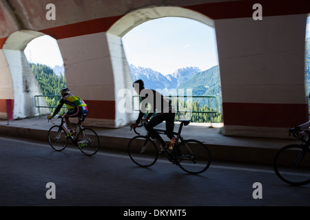 I ciclisti che scorrono sopra un ponte coperto durante la Maratona dles Dolomites gara in Italia, 2013 Foto Stock