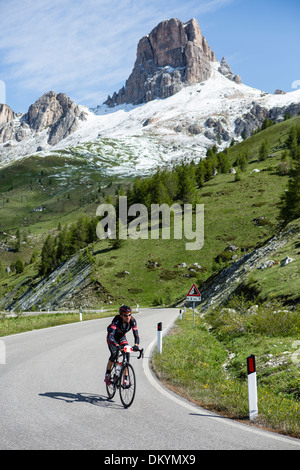 Ciclista alla Maratona dles Dolomites, Italia Foto Stock