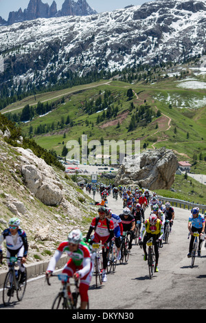 I ciclisti alla Maratona dles Dolomites, Italia Foto Stock