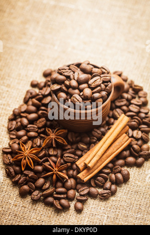 Schizzi di caffè in grani in argilla coppa fatti a mano con cannella e anice Foto Stock