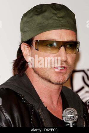 Ottobre 12, 2001 - K43377AR.BONO LANCIA LA NUOVA LINEA DI COMMERCIO CONSAPEVOLE LINEA DI ABBIGLIAMENTO "EDUN' A BARNEY'S , NEW YORK CITY 05-22-2005. ANDREA RENAULT- 2005.BONO(Immagine di credito: © Globo foto/ZUMAPRESS.com) Foto Stock