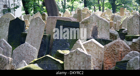 Repubblica ceca. Praga. Vecchio Cimitero Ebraico. È stata in uso dal XV secolo fino al 1787. Le lapidi. Foto Stock