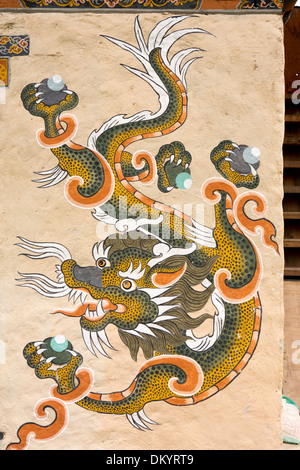 Il Bhutan, Bumthang Valley, villaggio Gaytsa grande dipinto di dragon house wall painting Foto Stock