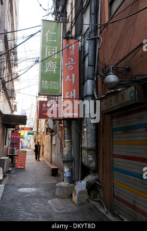 Tipico golmok (vicolo) - Seoul, Corea del Sud Foto Stock
