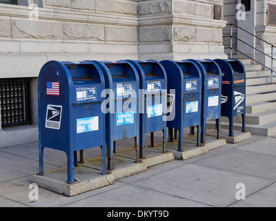 Una fila di blu Servizio Postale degli Stati Uniti delle caselle di posta Foto Stock