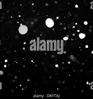 Sfondo di neve - fiocchi di neve durante la notte cielo scuro Foto Stock
