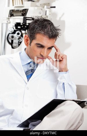All'ottico optometrista gravi sul lavoro Foto Stock