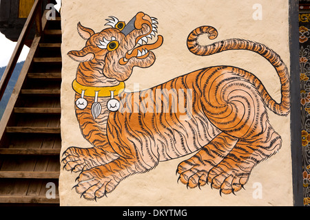 Il Bhutan, Bumthang Valley, villaggio Gaytsa grande dipinto tiger house wall painting Foto Stock