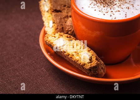 Cantuccini - tipici biscotti di mandorle con tazza cappuccino Foto Stock