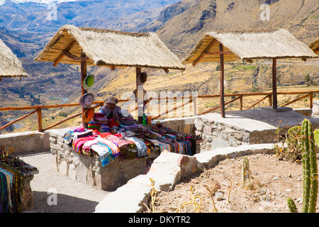 Mercato, venditori ambulanti nel Canyon del Colca, Perù, Sud America. Manto colorato, sciarpa e panno, ponchos dalla lana di alpaca e lama Foto Stock