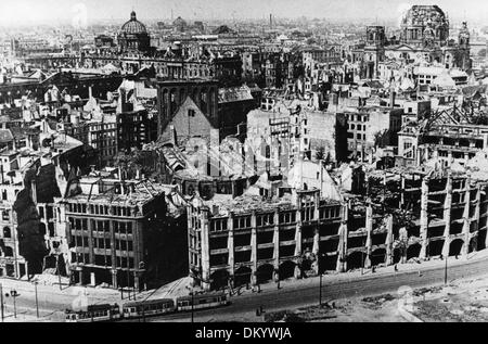 Vista sulle rovine del Nikolaiviertel a Berlino dopo la fine della seconda guerra mondiale nel 1945 - in primo piano, la St La chiesa di Nicholas, a sinistra, la cupola dello Stadtschloss Berlin, sullo sfondo il Reichstag. Sulla destra, il Duomo di Berlino. Fotoarchiv für Zeitgeschichte Foto Stock