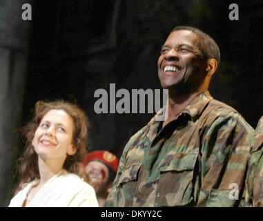 Febbraio 17, 2002 - K42545AR.Curtain Call per Denzel Washington '' Julius Caesar '' apertura notturna su Broadway al Belasco Theatre di NEW YORK CITY .4-03-2005. ANDREA RENAULT- 2005.(Immagine di credito: © Globo foto/ZUMAPRESS.com) Foto Stock