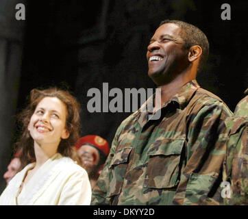 Febbraio 17, 2002 - K42545AR.Curtain Call per Denzel Washington '' Julius Caesar '' apertura notturna su Broadway al Belasco Theatre di NEW YORK CITY .4-03-2005. ANDREA RENAULT- 2005.(Immagine di credito: © Globo foto/ZUMAPRESS.com) Foto Stock