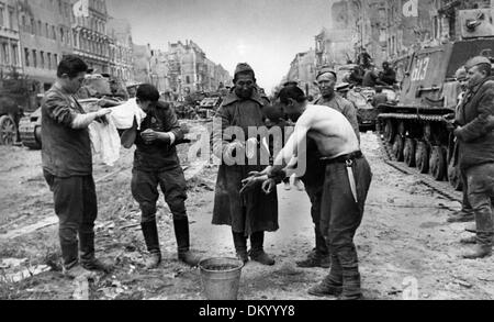 Fine della guerra a Berlino nel 1945 - i soldati sovietici si lavano tra i carri armati in una strada a Berlino. 'La mattina dei vincitori', legge la didascalia originale dell'immagine. Fotoarchiv für Zeitgeschichte Foto Stock