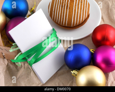 Torta con le palle di Natale e bianco carta di invito Foto Stock