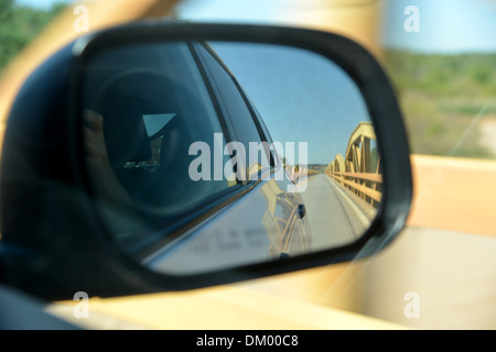 Ponte di pony, giallo 38 arch ponte in acciaio sul percorso 66 in Oklahoma visto in un'auto specchietto laterale Foto Stock