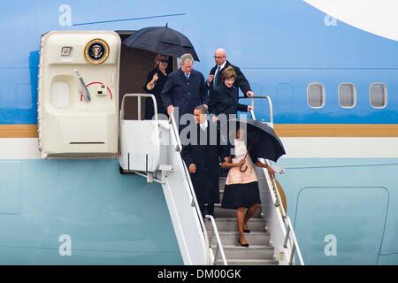 Pretoria, Sud Africa. Decimo Dec, 2013. Il presidente americano Barack Obama, Michelle Obama, George Bush, Laura Bush e Hilary Clinton arrivano al Waterkloof Air Force Base Airport su dicembre 10, 2013 a Pretoria, Sud Africa. Capi di Stato stranieri e dignitari sono voce in Sud Africa per assistere a ex presidente Nelson Mandela i funerali il 15 dicembre 2013.Theana Breugem/Foto24/Gallo/Alamy Live News Foto Stock