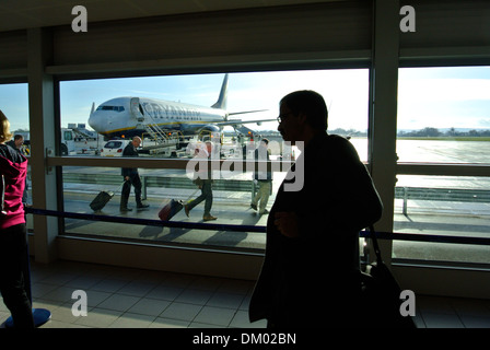 Imbarco passeggeri presso l'aeroporto di Bristol England Regno Unito Foto Stock