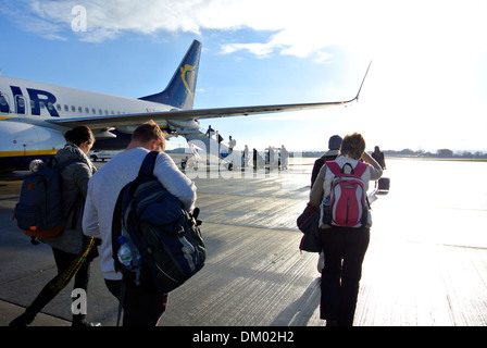 Imbarco passeggeri presso l'aeroporto di Bristol England Regno Unito Foto Stock