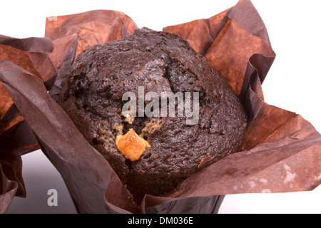 Muffin al cioccolato isolato su uno sfondo bianco. Foto Stock