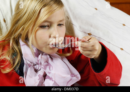 Trattamento della tosse bambino Foto Stock