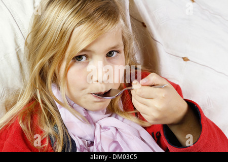 Trattamento della tosse bambino Foto Stock